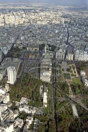 Image du Maroc Professionnelle de  L'espace vert non public à gauche a été rasé au détriment du grand Théâtre de Casablanca privant ainsi le centre ville de l'agrandissement de ses jardin il ne faut  se faire une raison et comprendre qu'il n'ya que le béton qui pousse à Casablanca. Jeudi 10 Novembre 1988. (Photo / Abdeljalil Bounhar)